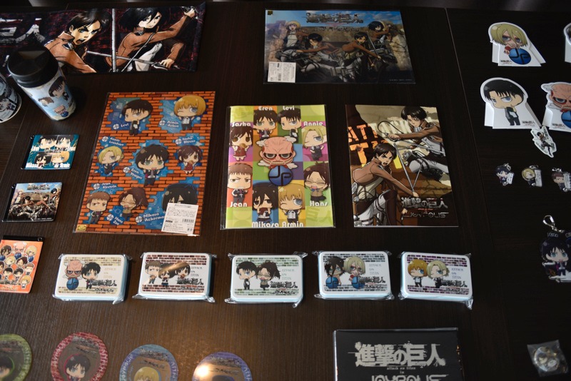 「進撃の巨人 Attack on Titan in JOYPOLIS」のグッズ。