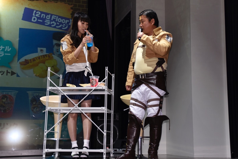コラボメニューを試食する2人。