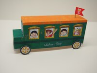 キャンペーン期間中、アニマックスの公式サイトにてダウンロードできるペーパークラフト「走るりぼんバス」。走らせると旗がくるくる回る仕掛けつき。