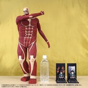 ペットボトルや全長約90mmのエレン、リヴァイのフィギュアと並べた「進撃の貯金 超大型貯金箱」。(c)諫山創・講談社／「進撃の巨人」製作委員会