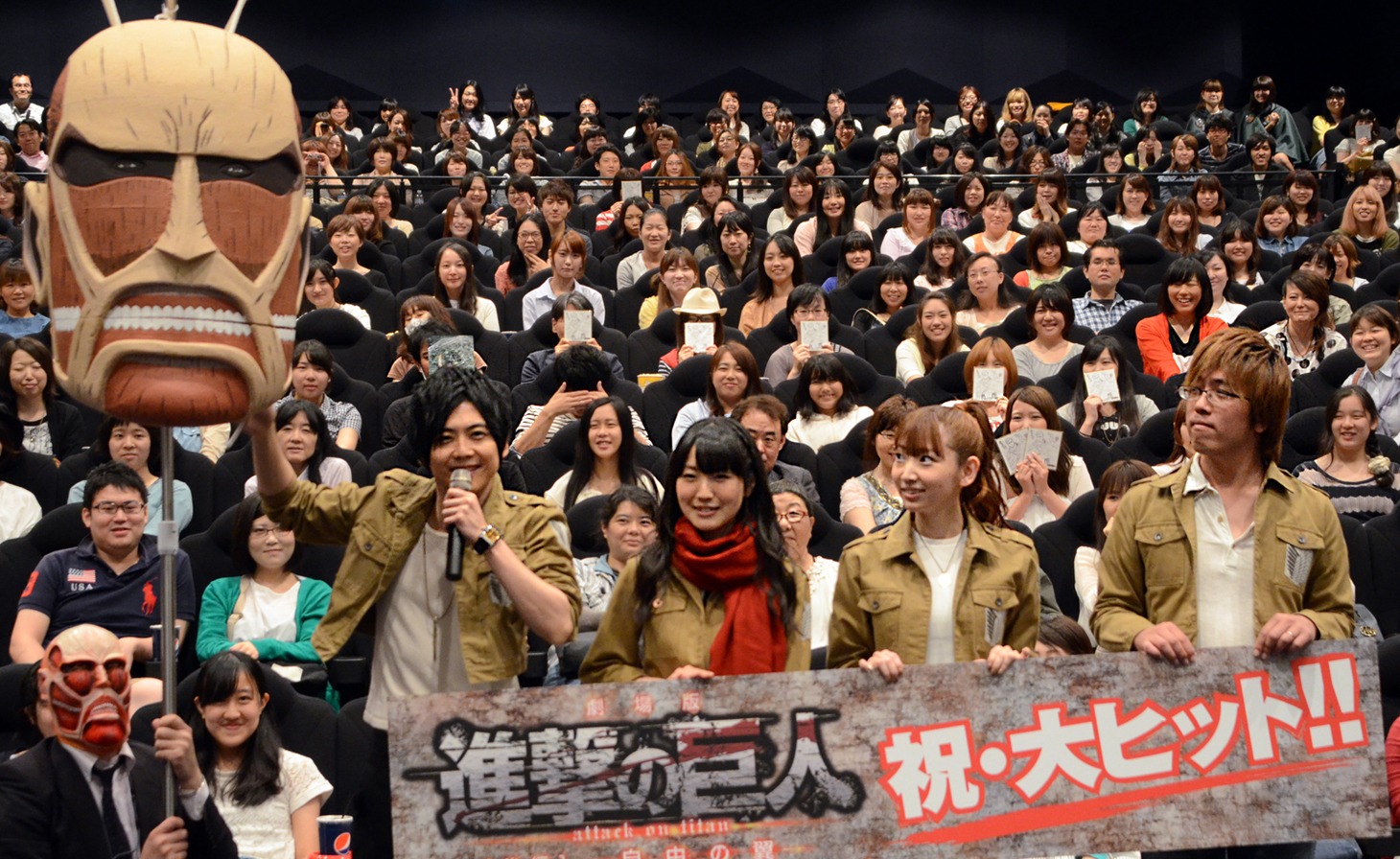（左から）梶裕貴、石川由依、井上麻里奈、荒木哲郎監督。