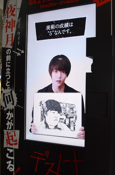 月が登場するデジタルサイネージ広告。