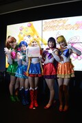 アニON STATIONに色紙を贈呈したセーラー戦士たち。