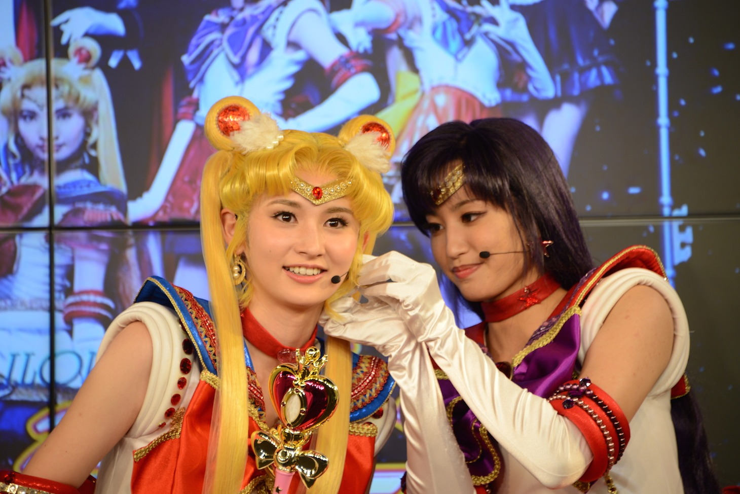 大久保のイヤリングが外れてしまうハプニングも。七木がしっかりとサポートしていた。