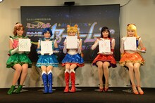 「美少女戦士セーラームーン-Un Nouveau Voyage-」への意気込みをひとりずつ漢字一文字で表現。左から高橋は「継」、小山は「力」、大久保は「誇」、七木は「輝」、坂田は「戦」と記した。