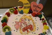 うさぎとちびうさを祝う誕生日ケーキ。