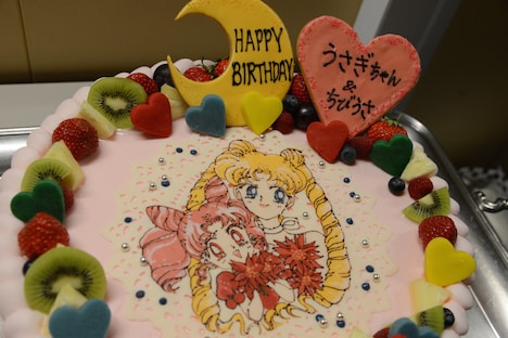 うさぎとちびうさを祝う誕生日ケーキ。