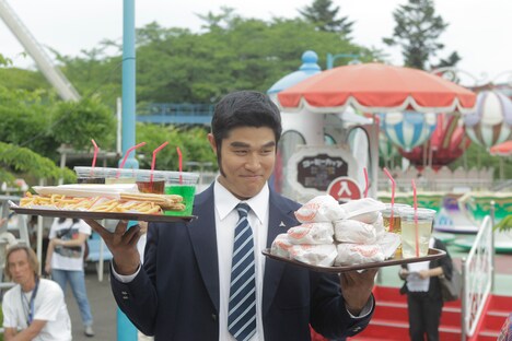 「俺物語!!」オフショット。3本の指で軽々とトレーを持つ鈴木亮平。(c)アルコ・河原和音／集英社 (c)2015映画「俺物語!!」製作委員会