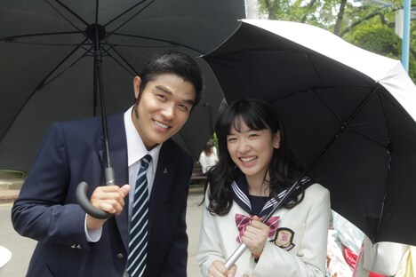 映画「俺物語!!」のオフショットより、鈴木亮平（左）と永野芽郁。(c)アルコ・河原和音／集英社 (c)2015映画「俺物語!!」製作委員会