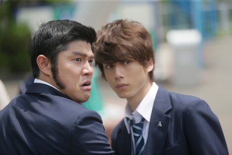 左から鈴木亮平、坂口健太郎。(c)アルコ・河原和音／集英社 (c)2015映画「俺物語!!」製作委員会