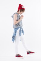 「エドワード・エルリックモデルスニーカー」の着用例。(c)Hiromu Arakawa/SQUARE ENIX