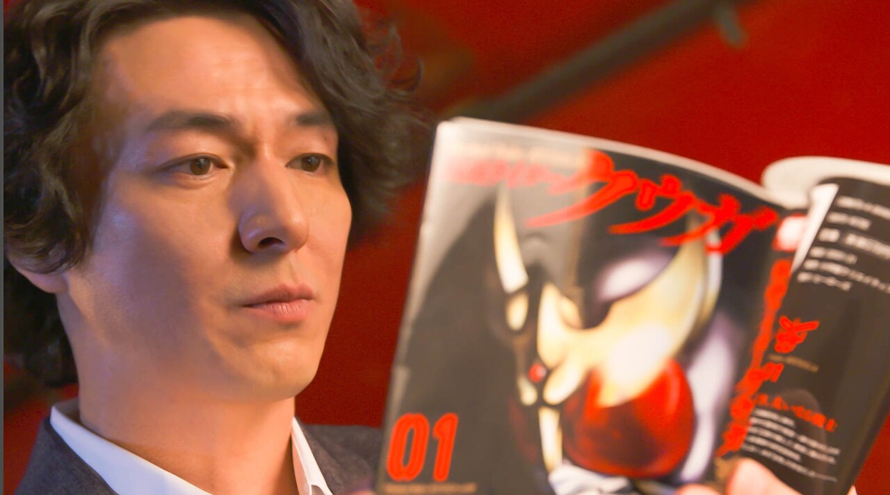 インタビュー動画より、マンガ「仮面ライダークウガ」1巻を読む葛山信吾。