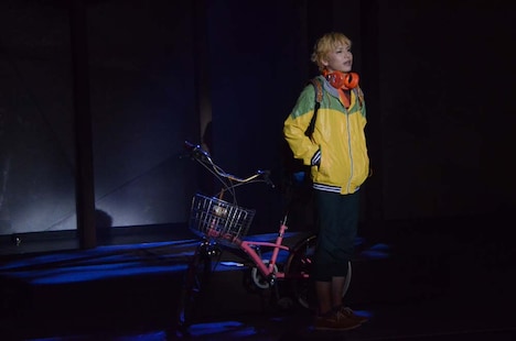 舞台「東京喰種トーキョーグール」公開稽古より、自転車に乗って登場した、宮崎秋人扮する永近英良。