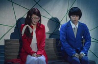 舞台「東京喰種トーキョーグール」公開稽古より、浜田由梨扮する神代利世と、小越勇輝扮する金木研。