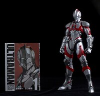 左から「ULTRAMAN」の1巻と、全高300mmのビッグサイズで立体化された「12'HERO's MEISTER ULTRAMAN」。(c)円谷プロ
