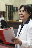 富士主任役の桜井浩子。