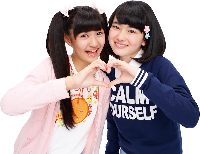 左から花日役の田口乙葉、結衣役の山田杏奈。