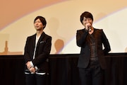 リヴァイ役の神谷浩史、エルヴィン役の小野大輔。