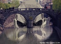 「進撃の巨人展 WALL OITA」の開催に先駆け公開されたグラフィック（長崎県・眼鏡橋）。(c)諫山創・講談社/「進撃の巨人展」製作委員会