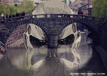 「進撃の巨人展 WALL OITA」の開催に先駆け公開されたグラフィック（長崎県・眼鏡橋）。(c)諫山創・講談社/「進撃の巨人展」製作委員会