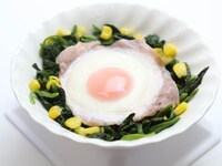 「ハムエッグと徳島県産ほうれん草」