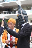 ラゾーナ川崎プラザでのハイタッチ会の様子。