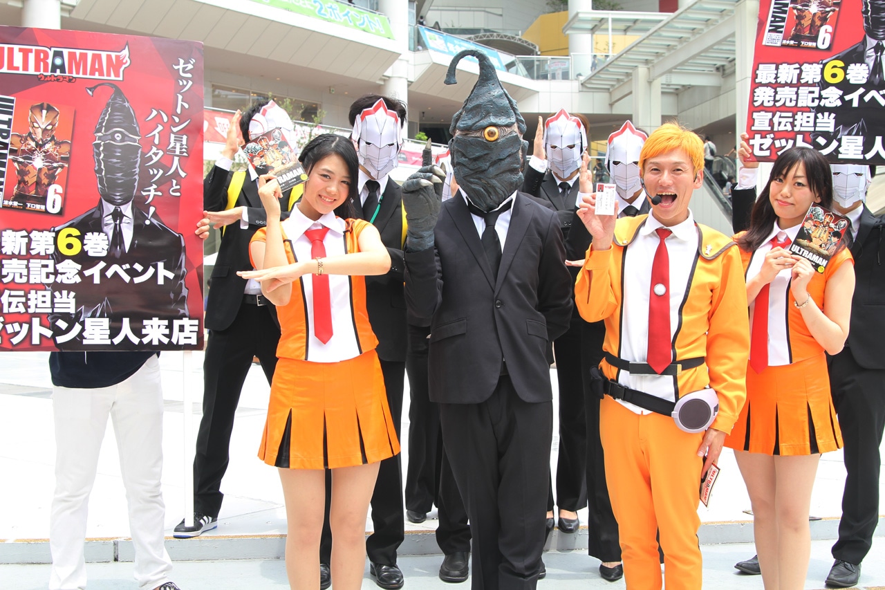 ラゾーナ川崎プラザでのハイタッチ会にて撮影に応じるゼットン星人と一行。