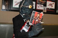 「帰ってきた怪獣酒場」を訪れたゼットン星人。「ULTRAMAN」の最新刊に目を通す。
