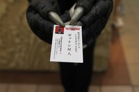 「帰ってきた怪獣酒場」を訪れたゼットン星人とその名刺。