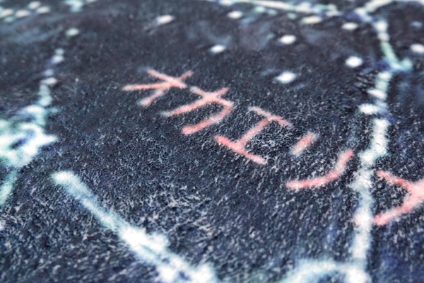 「オカエリナサイ フロアマット」の表現をアップで見たもの。(c)BANDAIVISUAL・FlyingDog・GAINAX