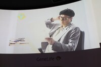 「手塚治虫遺伝子解析プロジェクト」のCM映像。手塚治虫の特徴である大きな鼻が目立つ。