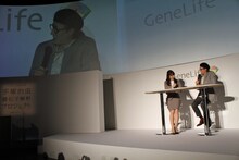 父の性格や仕事に対する姿勢を、手塚治虫の格好で語る手塚眞。