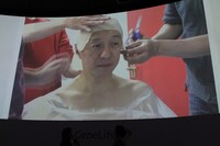 CMのため特殊メイクをされる手塚眞。