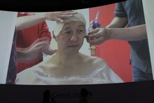 CMのため特殊メイクをされる手塚眞。