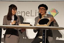 手塚治虫が愛用していたベレー帽を披露する手塚眞。ここから遺髪は採取された。