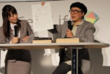 手塚治虫が描いていたボツ原稿のコピーを見せる手塚眞。この原稿は「手塚治虫遺伝子解析プロジェクト」のCMにも使用されている。