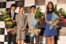 左からメンタリストDaiGo、ジェネシスヘルスケアの佐藤バラン社長、手塚治虫の特殊メイクをした手塚眞、モデルの前田典子。