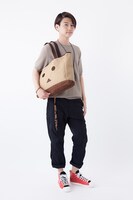 「ANONYM CRAFTSMAN DESIGNダンボートートバッグ」をモデルが持った様子。※写真はサンプルにつき、実際の商品とは一部異なる場合がある。(c)KIYOHIKO AZUMA/YOTUBA SUTAZIO