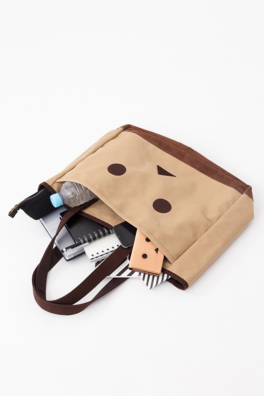 「ANONYM CRAFTSMAN DESIGNダンボートートバッグ」の使用例。※写真はサンプルにつき、実際の商品とは一部異なる場合がある。(c)KIYOHIKO AZUMA/YOTUBA SUTAZIO