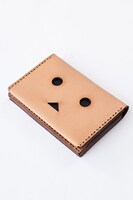 「Ojagadesignダンボーカードケース」は9720円。発送時期は9月上旬。※写真はサンプルにつき、実際の商品とは一部異なる場合がある。(c)KIYOHIKO AZUMA/YOTUBA SUTAZIO