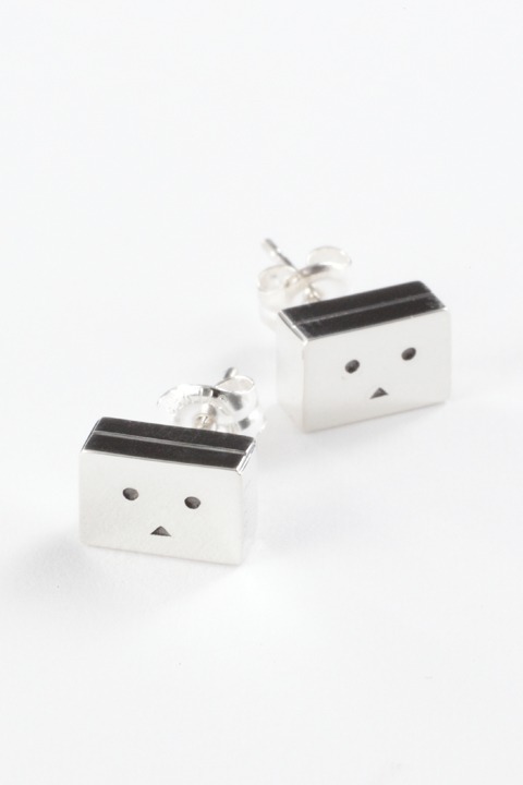 「JAM HOME MADEダンボーピアス」は6246円。発送時期は9月上旬。※写真はサンプルにつき、実際の商品とは一部異なる場合がある。(c)KIYOHIKO AZUMA/YOTUBA SUTAZIO
