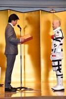 贈呈式の様子。