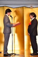 贈呈式の様子。