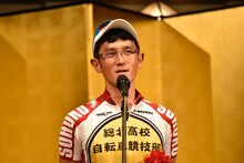 スピーチ中の渡辺航。