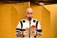 スピーチ中の弐瓶勉。