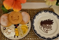 「チンプイパンケーキ ハワイフェアバージョン」と「スネ夫ヘアチョコクレープ ハワイフェアバージョン」(c)Fujiko-Pro