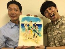 原画を手にしたニューヨークの嶋佐和也（左）と屋敷裕政。