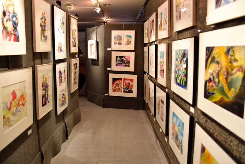 「あらいずみるい スレイヤーズ25周年記念展」会場の様子。