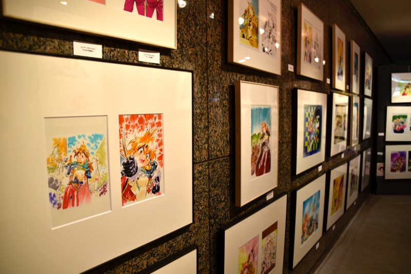「あらいずみるい スレイヤーズ25周年記念展」会場の様子。
