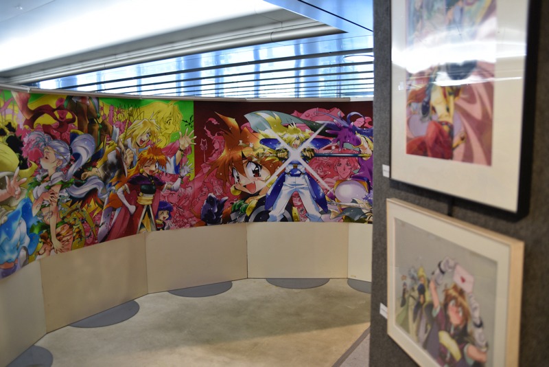 「あらいずみるい スレイヤーズ25周年記念展」会場の様子。